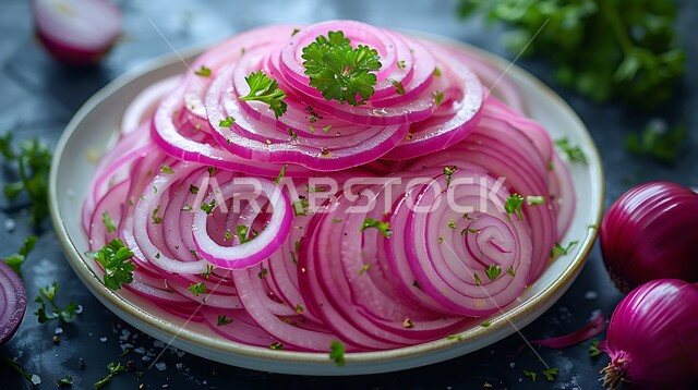 حلقات البصل الأحمر المقطعة المليئة بالفوائد والفيتامينات، جودة المنتجات و المحاصيل الزراعية الوطنية المحلية،  شرائح البصل المرتبة على طبق أبيض، الخضراوات الطازجة الشهية