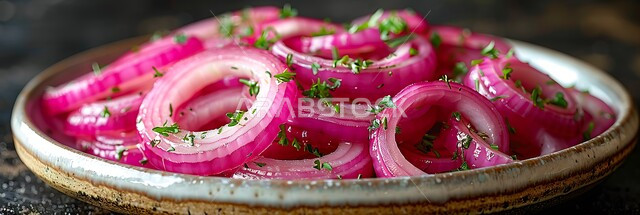 حلقات البصل الأحمر المقطعة المليئة بالفوائد والفيتامينات، جودة المنتجات و المحاصيل الزراعية الوطنية المحلية،  شرائح البصل المرتبة على طبق أبيض، الخضراوات الطازجة الشهية