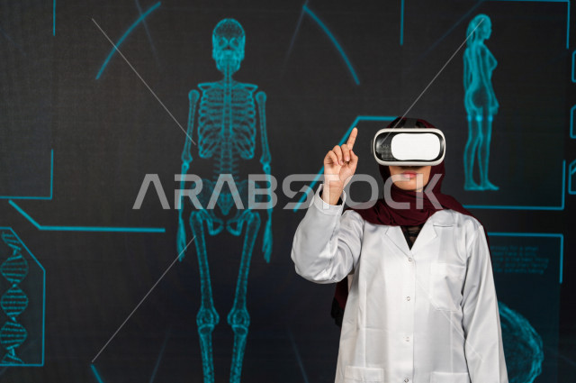 خاصية الهولوجرام ، طبيبة سعودية خليجية ذو خبرة عالية في مجال الطب البشري  ،تضع جهازVR Box،  استخدام تقنية الهولوجرام ثلاثية الابعاد ، صور تجسيمية خاصة بمجسمات الهياكل البشرية  و الاعضاء ، صور متحركة بأبعاد مختلفة ، تصوير ثلاثي الابعاد للأجسام