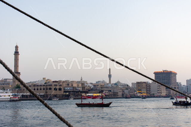 النمو والتطور العمراني للمساجد الاسلامية ,المعالم والأماكن الساحلية السياحية المشهورة على ساحل الخليج العربي في مدينة دبي,  القوارب الخشبية في مرفأ خور دبي القديم في الامارات العربيه المتحدة,  خلفية الطبيعه