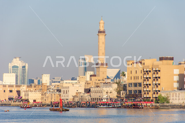 النمو والتطور العمراني للمنشآت السكنية والتجارية, مرفأ خور دبي القديم في الامارات العربيه المتحدة, الفن الهندسي المعماري للأبراج وناطحات السحاب المطلة على ساحل الخليج العربي في مدينة دبي, المعالم والأماكن الساحلية السياحية المشهورة, خلفية الطبيعه