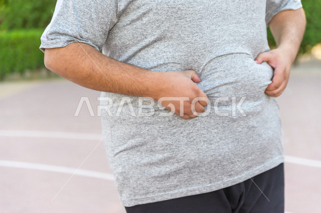  شاب سعودي خليجي ممتلئ الجسم ، يعاني من السمنة  ،  مشاكل صحية ،الوزن الزائد والسمنة ، تراكم السعرات الحرارية