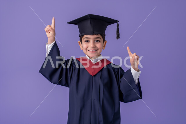 الاحتفال بالتخرج من الفصل الدراسي، تعابير الفخر والسعادة لتحقيق النجاح، مفهوم التعليم في المملكة العربية السعودية، بورتريه مقرب لطالب مدرسي عربي خليجي سعودي يرتدي ثوب وقبعة التخرج يشير بأصابعه السبابة الى الأعلى، الانتقال الى سنة دراسية جديدة، خلفية بنفسجي