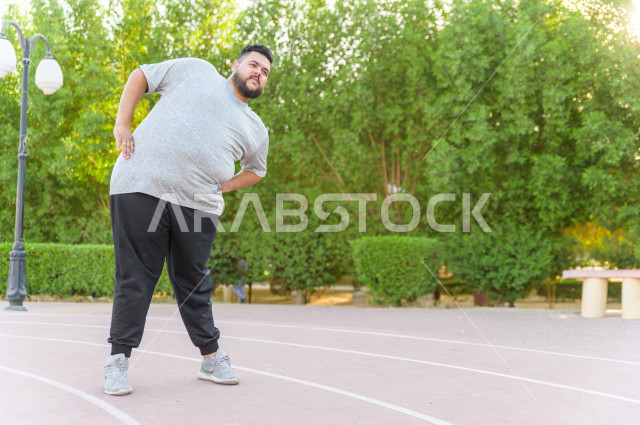  شاب سعودي خليجي يمارس الرياضة الصباحية في الهواء الطلق ،ممارسة تمارين الكارديو الصباحية  ، القيام  بتمارين لياقة متعددة ، نشاط بدني  للمحافظة على اللياقة و الصحة الجيدة ، ممارسة التمارين الرياضية 