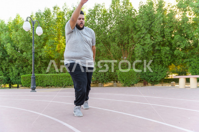  شاب سعودي خليجي يمارس الرياضة الصباحية في الهواء الطلق ،ممارسة تمارين الكارديو الصباحية  ، القيام  بتمارين لياقة متعددة ، نشاط بدني  للمحافظة على اللياقة و الصحة الجيدة ، ممارسة التمارين الرياضية 