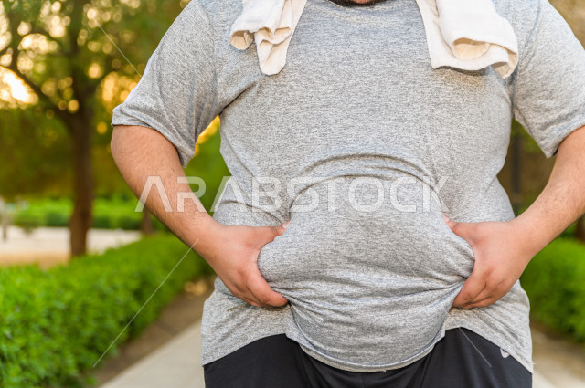   شاب سعودي خليجي ممتلئ الجسم ، يعاني من السمنة  ،  مشاكل صحية ،الوزن الزائد والسمنة ، تراكم السعرات الحرارية