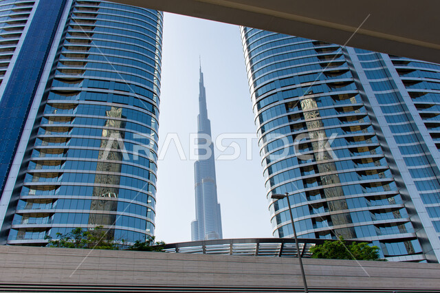 الأبراج والمنشآت التجارية في مدينة الإمارات العربية المتحدة، أماكن ومعالم سياحية مشهورة, منظر برج خليفة الشهير، الهندسة الفنية المعمارية على الطراز الحديث والمتطور لبناء المباني وناطحات السحاب في مدينة دبي