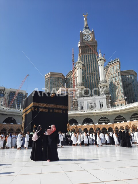 الحجاج المسلمين يطوفون حول الكعبة المشرفة في مكة المكرمة، مبنى برج الساعة الملكي، أداء مناسك الحج والعمرة، الحرم المكي الشريف في مكة المكرمة بالمملكة العربية السعودية ، العبادة والتقرب إلى الله، معالم دينية إسلامية مقدسة