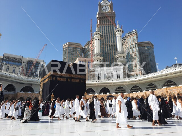 الحرم المكي الشريف في مكة المكرمة بالمملكة العربية السعودية ، أداء مناسك الحج والعمرة، العبادة والتقرب إلى الله، معالم دينية إسلامية مقدسة، الحجاج المسلمين يطوفون حول الكعبة المشرفة في مكة المكرمة، مبنى برج الساعة الملكي