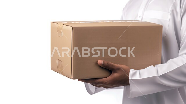 تسليم الطلبات والبضائع للزبائن، بورتريه مقرب ليد رجل عربي خليجي سعودي يرتدي الثوب الأبيض التقليدي يحمل صندوق كرتوني، مفهوم الطلب عبر الانترنت، خدمات التوصيل السريع والامن، خلفية بيضاء