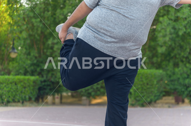  شاب سعودي خليجي يمارس الرياضة الصباحية في الهواء الطلق ،ممارسة تمارين الكارديو الصباحية  ، القيام  بتمارين لياقة متعددة ، نشاط بدني  للمحافظة على اللياقة و الصحة الجيدة ، ممارسة التمارين الرياضية 