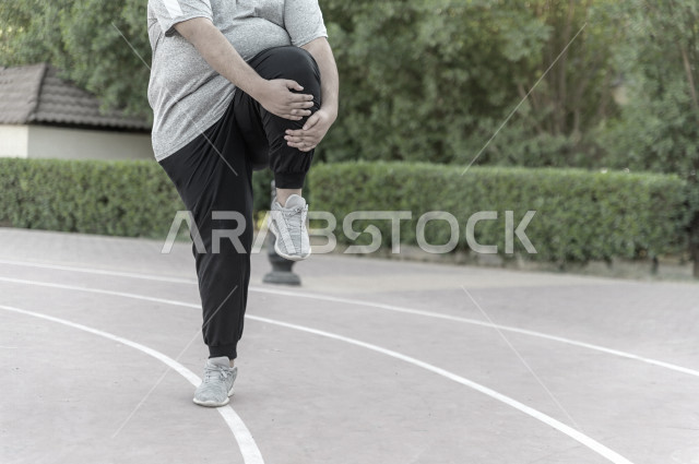  شاب سعودي خليجي يمارس الرياضة الصباحية في الهواء الطلق ،ممارسة تمارين الكارديو الصباحية  ، القيام  بتمارين لياقة متعددة ، نشاط بدني  للمحافظة على اللياقة و الصحة الجيدة ، ممارسة التمارين الرياضية 