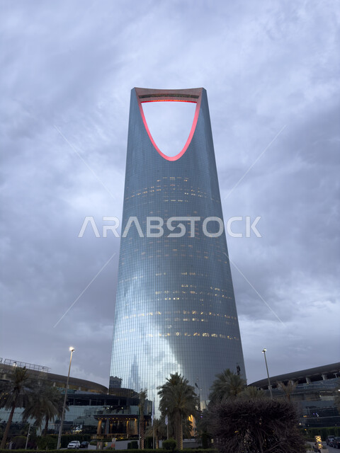 برج المملكة في الرياض، النمو والتطور العمراني في العاصمة، الفن الهندسي المعماري للأبراج وناطحات السحاب في المملكة العربية السعودية، معالم وأماكن سياحية، منظر السماء المليئة بالسحب والغيوم البيضاء