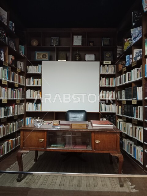 غرف مكتبية بتصاميم داخلية وديكورات مميزة، مكتب نجيب محفوظ لكتابة الروايات، غرفة مجهزة بأثاث فاخر، تصميم متميز لمكتبات الكتب، رفوف مليئة بالروايات 