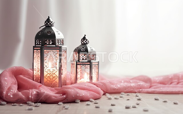 الفوانيس المعدنية التقليدية المضيئة مع قماش ملون، زينة وديكورات رمضان المبارك, الاحتفال بالمناسبات والأعياد الدينية الاسلامية، الأجواء الروحانية المتميزة، البهجة بقدوم شهر الخير، خلفية وردية