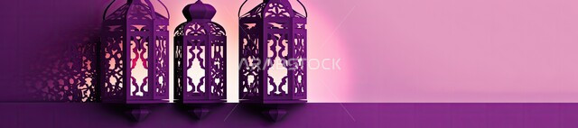 زينة وديكورات رمضان المبارك, صورة بانورامية للفوانيس المعدنية التقليدية المضاءة، أجواء الروحانية والاحتفال بالمناسبات والأعياد الدينية الاسلامية، البهجة بقدوم شهر الخير، خلفية بنفسجية