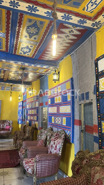 الزخارف و التصميمات المميزة للجدران,  صورة من داخل قصر مبني على التراث السعودي الجنوبي ,الديكورات الداخلية العريقة ,مفهوم التمسك بالاصالة و العراقة في المملكة العربيه السعودية