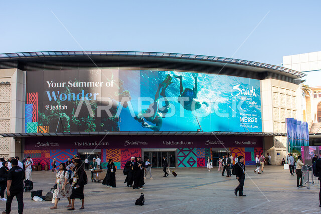 مؤتمرات في الإمارات العربية المتحدة، قطاع السياحة والخدمات، مشاركة سعودية في سوق السفر العربي بدبي 2024، السياحة في المملكة العربية السعودية، صورة لمجموعة من الزوار يتجولون امام المؤتمر،