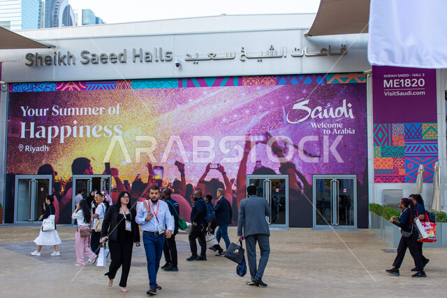 مؤتمرات في الإمارات العربية المتحدة، قطاع السياحة والخدمات، مشاركة سعودية في سوق السفر العربي بدبي 2024، السياحة في المملكة العربية السعودية، صورة لمجموعة من الزوار يتجولون امام المؤتمر،