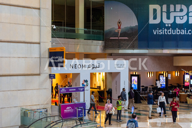 لوحات تعريفية عن مشروع مدينة نيوم، رؤية مستقبلية سعودية 2030، قطاع السياحة والخدمات، مشاركة السعودية في سوق السفر العربي بدبي 2024، السياحة في المملكة العربية السعودية، مؤتمرات في الإمارات العربية المتحدة.