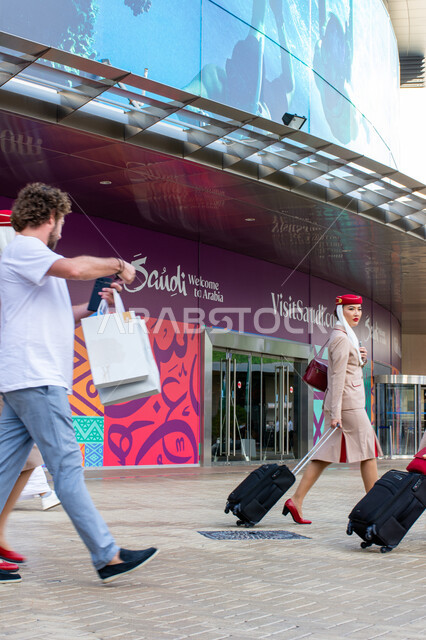 مجموعة من السياح والمتسوقين، سوق السفر الإلكتروني الأكبر في المنطقة، قطاع السياحة والخدمات، مشاركة سعودية في سوق السفر العربي بدبي 2024، السياحة في المملكة العربية السعودية، مؤتمرات في الإمارات العربية المتحدة.