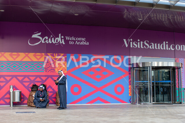 جذب واستقطاب السياح من انحاء العالم،، مشاركة سعودية في سوق السفر العربي بدبي 2024، السياحة في المملكة العربية السعودية، قطاع السياحة والخدمات، صورة  لرجلان عربيان خليجيان سعوديان يرتديان الثوب التقليدي و الشماغ، مؤتمرات في الإمارات العربية المتحدة.