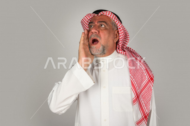بورتريه لرجل كبير بالسن سعودي خليجي بإيماءات الوجه المختلفة ، تعابير وجه و يدين مختلفة ، خلفية بيضاء