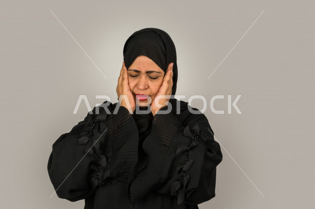 بورتريه لمرأه كبيرة بالسن سعودية خليجية بإيماءات وجه و يدين تدل على البكاء و الحزن  ، تعابير وجه و يدين مختلفة ، خلفية بيضاء