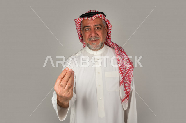 بورتريه لرجل كبير بالسن سعودي خليجي بإيماءات الوجه المختلفة ، تعابير وجه و يدين مختلفة ، خلفية بيضاء