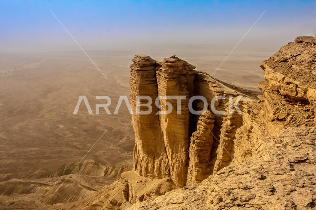 التكوينات والتشكيلات الصخرية والمناظر الطبيعية في الصحراء، حافة نهاية العالم الجبلية في مدينة الرياض، سلسلة جبال طويق في نجد، المعالم والأماكن السياحية الطبيعية المشهورة، الرمال الذهبية الناعمة في صحاري المملكة العربية السعودية