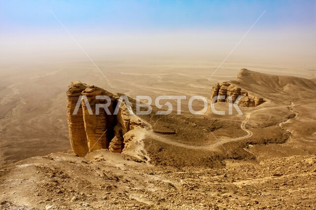 التكوينات والتشكيلات الصخرية والمناظر الطبيعية في الصحراء، حافة نهاية العالم الجبلية في مدينة الرياض، سلسلة جبال طويق في نجد، المعالم والأماكن السياحية الطبيعية المشهورة، الرمال الذهبية الناعمة في صحاري المملكة العربية السعودية