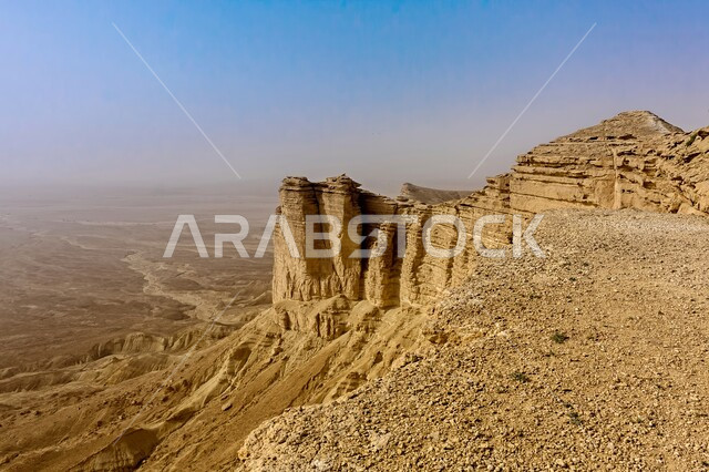 التكوينات والتشكيلات الصخرية والمناظر الطبيعية في الصحراء، حافة نهاية العالم الجبلية في مدينة الرياض، سلسلة جبال طويق في نجد، المعالم والأماكن السياحية الطبيعية المشهورة، الرمال الذهبية الناعمة في صحاري المملكة العربية السعودية