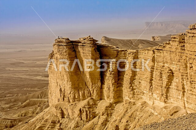 التكوينات والتشكيلات الصخرية والمناظر الطبيعية في الصحراء، حافة نهاية العالم الجبلية في مدينة الرياض، سلسلة جبال طويق في نجد، المعالم والأماكن السياحية الطبيعية المشهورة، الرمال الذهبية الناعمة في صحاري المملكة العربية السعودية