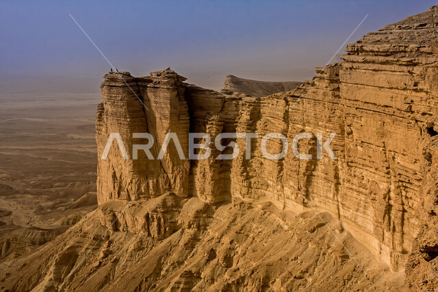 التكوينات والتشكيلات الصخرية والمناظر الطبيعية في الصحراء، حافة نهاية العالم الجبلية في مدينة الرياض، سلسلة جبال طويق في نجد، المعالم والأماكن السياحية الطبيعية المشهورة، الرمال الذهبية الناعمة في صحاري المملكة العربية السعودية