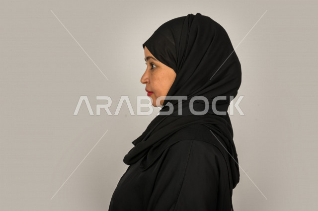 بورتريه لمرأه كبيرة بالسن سعودية خليجية بإيماءات وجه و يدين مختلفة ، تعابير وجه و يدين مختلفة ، خلفية بيضاء