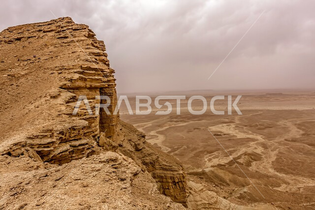 حافة نهاية العالم الجبلية في مدينة الرياض، سلسلة جبال طويق في نجد، المعالم والأماكن السياحية الطبيعية المشهورة، الرمال الذهبية الناعمة في صحاري المملكة العربية السعودية، التكوينات والتشكيلات الصخرية والمناظر الطبيعية في الصحراء