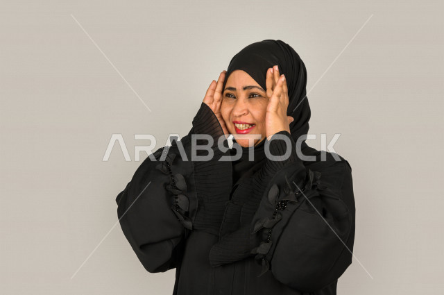 بورتريه لمرأه كبيرة بالسن سعودية خليجية سعيدة ايماءات وجه و يدين مختلفين ، تعابير وجه و يدين مختلفة ، خلفية بيضاء