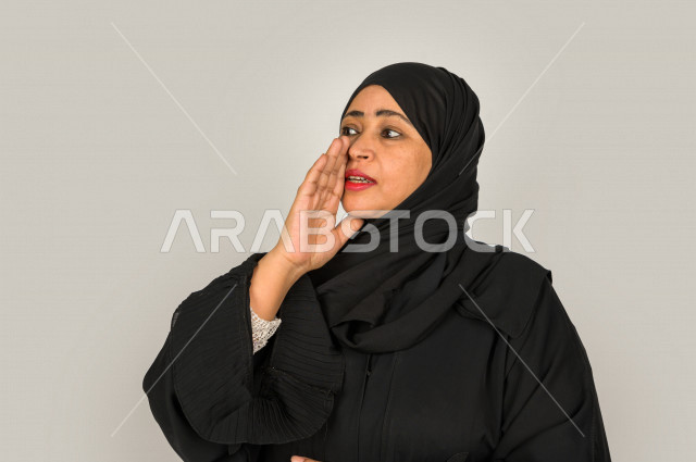 بورتريه لمرأه كبيرة بالسن سعودية خليجية بإيماءات وجه و يدين مختلفة ، تعابير وجه و يدين مختلفة ، خلفية بيضاء