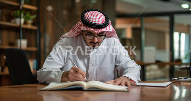 مهن ووظائف ادارية مكتبية، رجل أعمال عربي خليجي سعودي يرتدي الزي التقليدي والشماغ يتابع اعماله بايماءات وتعابير الجدية والثقة بالنفس، شركات الأعمال الفاخرة في المملكة العربية السعودية،