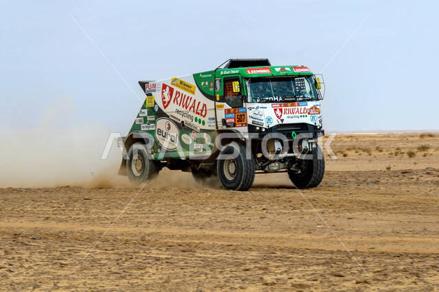فعالية سباق رالي داكار في المملكة العربية السعودية، السير على الكثبان الرملية، أنشطة ترفيهية شبابية، بطولة العالم للراليات الصحراوية، رياضة التطعيس بالسيارات الترابية على الرمال الناعمه في الصحراء، شاحنة الدفع الرباعي