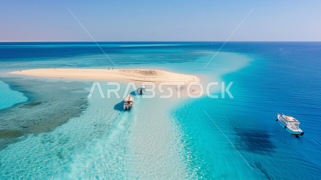 الملاحة البحرية والرحلات الترفيهية، منظر المياه الزرقاء النقية، قاربين يبحران وسط البحر الأحمر قرب جزيرة صغيرة، معالم طبيعية سياحية في المملكة العربية السعودية، المسطحات والثروات المائية في البلاد