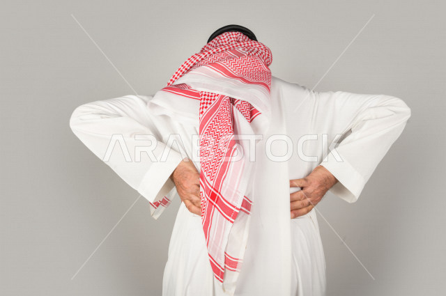 بورتريه لرجل كبير بالسن سعودي خليجي  مريض بإيماءات الوجه و اليدين التي تدل على الألم والمعاناه،  تعابير وجه ، خلفية بيضاء