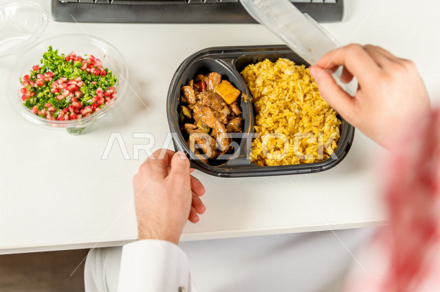 وجبة صحية متكاملة مكونة من سلطة الخضروات الطازجة وطبق من اللحم مع القليل من الأرز الصحي , حمية غذائية لجسم رشيق ووزن مثالي , مقبلات باردة و وجبات ساخنة . 