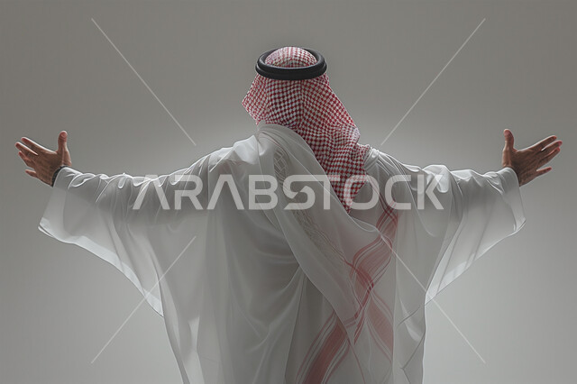 تعابير الترحيب والاستقبال، بورتريه من الخلف لرجل عربي خليجي سعودي يرتدي الشماغ والثوب التقليدي يرفع يديه للاعلى يقف باستقامة، الشعور بالفرح والسرور، الاهتمام بالأناقة والمظهر الخارجي، خلفية بيضاء