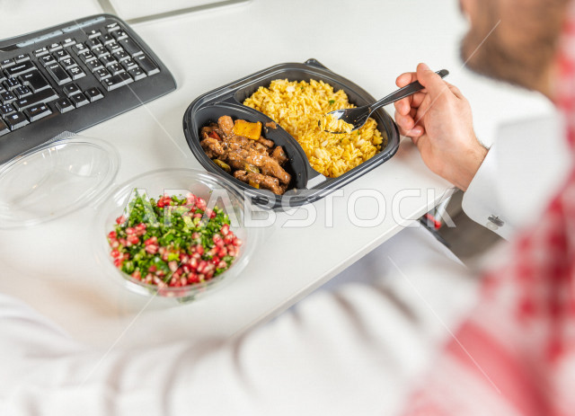 وجبة صحية متكاملة مكونة من سلطة الخضروات الطازجة وطبق من اللحم مع القليل من الأرز الصحي , حمية غذائية لجسم رشيق ووزن مثالي , مقبلات باردة و وجبات ساخنة . 