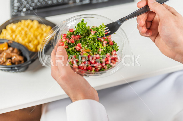 صحن تبولة خضراء طازجة مفيدة , مقبلات باردة .