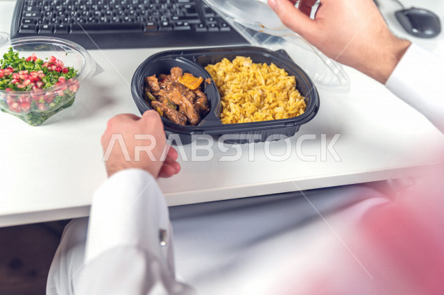 وجبة صحية متكاملة مكونة من سلطة الخضروات الطازجة وطبق من اللحم مع القليل من الأرز الصحي , حمية غذائية لجسم رشيق ووزن مثالي , مقبلات باردة و وجبات ساخنة . 