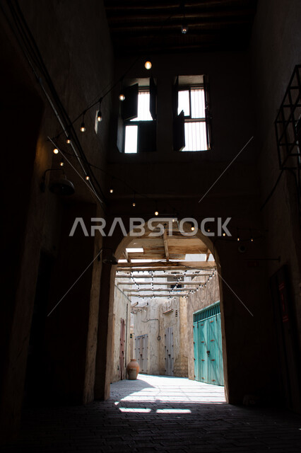 بوابة في بناء قديم من داخل سوق دبي في منطقة السيف ، أحد أشهر الأسواق الشعبية ، معالم وأماكن تاريخية سياحية في الإمارات العربية المتحدة ، ثقافة وتراث دبي، التراث العمراني على الطراز القديم