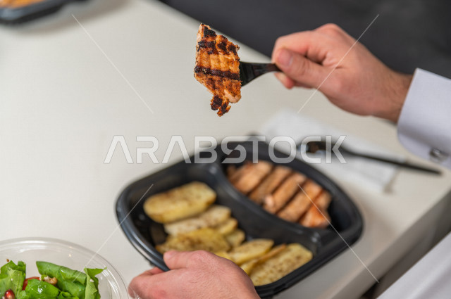 وجبات صحية مكونة من الأرز والدجاج مع السلطة الطازجة لجسم رشيق متناسق , حمية غذائية , الوزن المثالي .