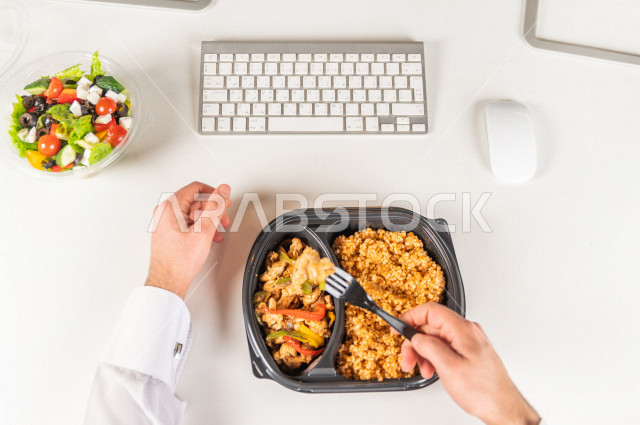 وجبات صحية مكونة من الأرز والدجاج مع السلطة الطازجة لجسم رشيق متناسق , حمية غذائية , الوزن المثالي .